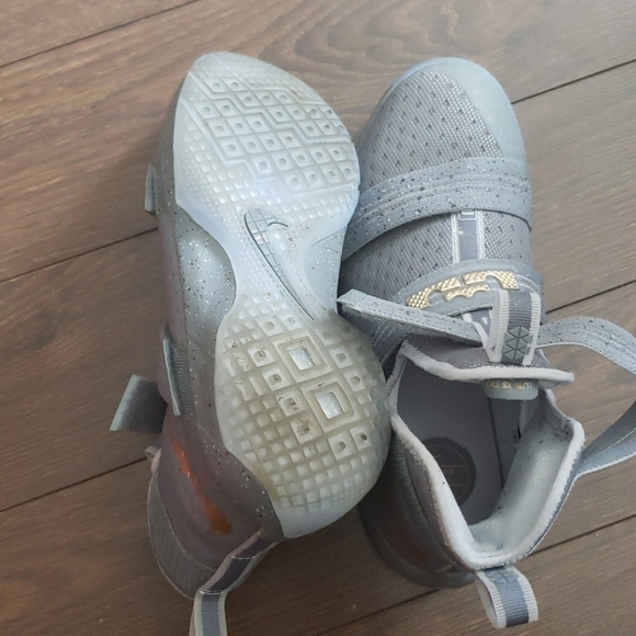 Nike LeBron Soldier Ten Basketball Sneakers - Picture 13 of 13